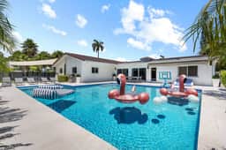Spacious Modern Home w/ Pool & Sauna 𝙗𝙮 𝙎𝙏𝘼𝙔-𝙏𝙊𝘿𝘼𝙔 | Adams Mansion