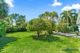 • Delray Beach Escape with Modern Style & Comfort - Two-Bedroom House - Holiday Home