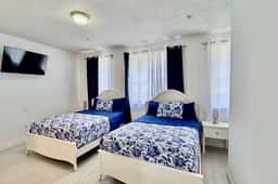 Sunny Townhome Near Ocean – Walk to Sand in 5 min! - Holiday Home