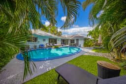 Modern Villa with Private Pool 𝙗𝙮 𝙎𝙏𝘼𝙔-𝙏𝙊𝘿𝘼𝙔 | Captain's Villa