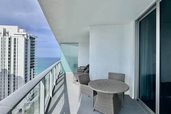 Urban Oasis in Luxury Oceanview Apartment 𝙗𝙮 𝙎𝙏𝘼𝙔-𝙏𝙊𝘿𝘼𝙔 | Lyfe resort