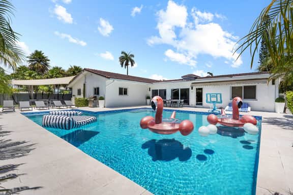 Spacious Modern Home w/ Pool & Sauna 𝙗𝙮 𝙎𝙏𝘼𝙔-𝙏𝙊𝘿𝘼𝙔 | Adams Mansion