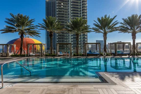 Ocean Breeze Luxury Retreat. Steps to Beach