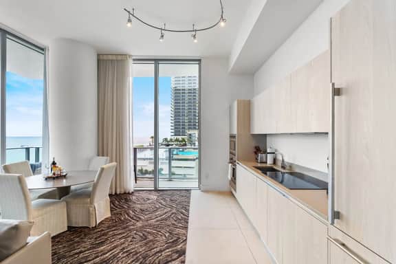 Unbeatable Location: Oceanview Condo 𝙗𝙮 𝙎𝙏𝘼𝙔-𝙏𝙊𝘿𝘼𝙔 | Lyfe Resort