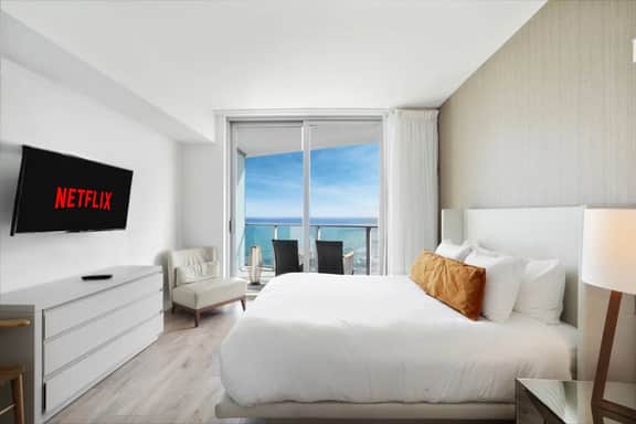 The Best Views in Town 𝙗𝙮 𝙎𝙏𝘼𝙔-𝙏𝙊𝘿𝘼𝙔 | High Floor Apartment