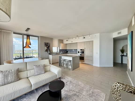 3BR Luxury Beachside Condo 𝙗𝙮 𝙎𝙏𝘼𝙔-𝙏𝙊𝘿𝘼𝙔 | Balcony & Water-Views