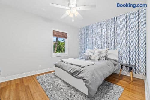• Delray Beach Escape with Modern Style & Comfort - Two-Bedroom House - Holiday Home