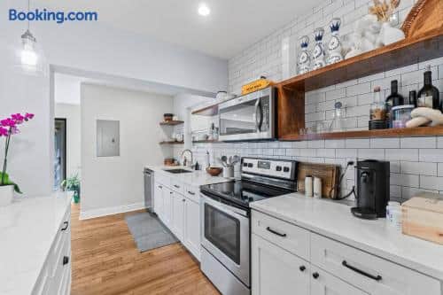 • Delray Beach Escape with Modern Style & Comfort - Two-Bedroom House - Holiday Home
