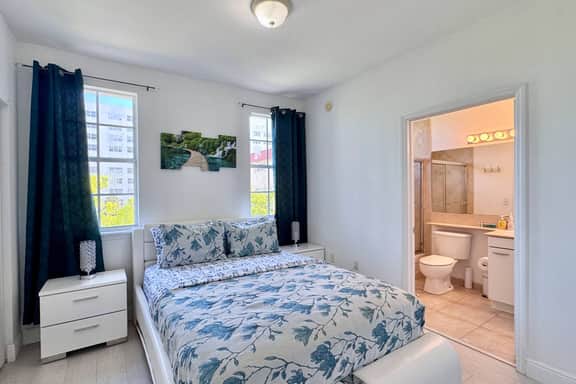 Sunny Townhome Near Ocean – Walk to Sand in 5 min! - Holiday Home