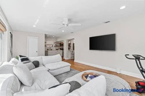 • Delray Beach Escape with Modern Style & Comfort - Two-Bedroom House - Holiday Home