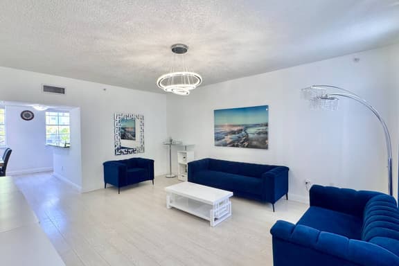 Sunny Townhome Near Ocean – Walk to Sand in 5 min! - Holiday Home